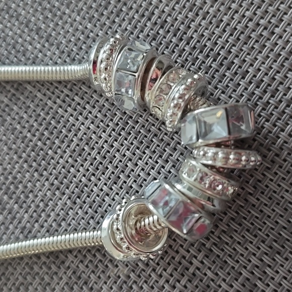 LIZ CLAIBORNE WOMEN'S FASHION JEWELRY BUNDLE OF 3 NECKLACES - Picture 3 of 13